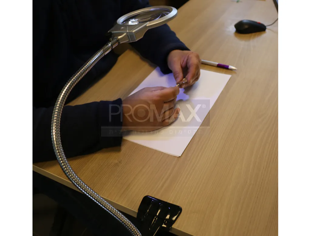 זכוכית מגדלת עם מנורה ותפס לשולחן 5