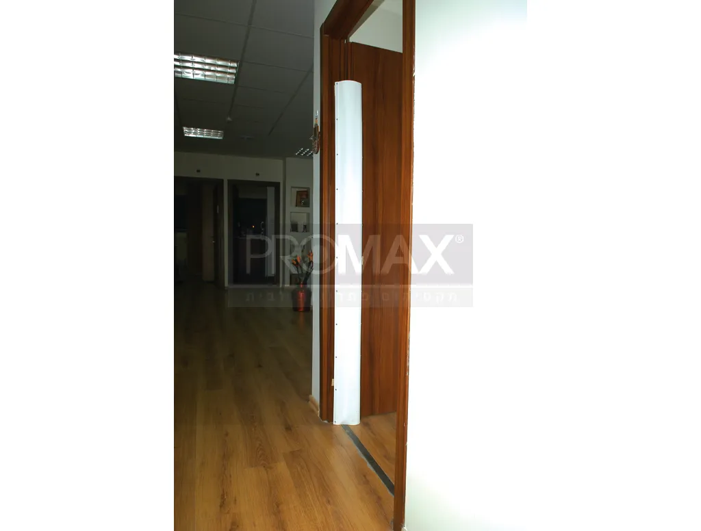 מגן אצבעות לבן בדלתות (90 מעלות) + פסי אלומיניום (רוחב 16 ס"מ)